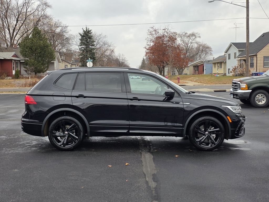 2024 Volkswagen Tiguan SE R-LINE BLACK's photo