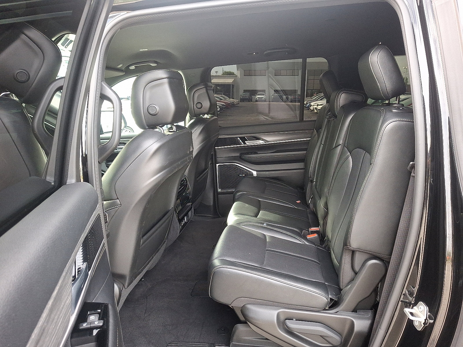 2024 Jeep Wagoneer L Series II photo 10