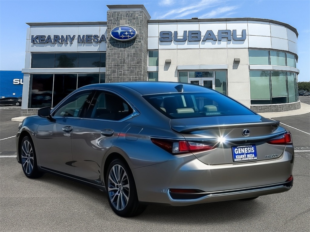 2021 Lexus ES 300h photo 4