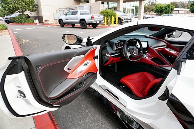 Used 2021 White Chevrolet Stingray image 39