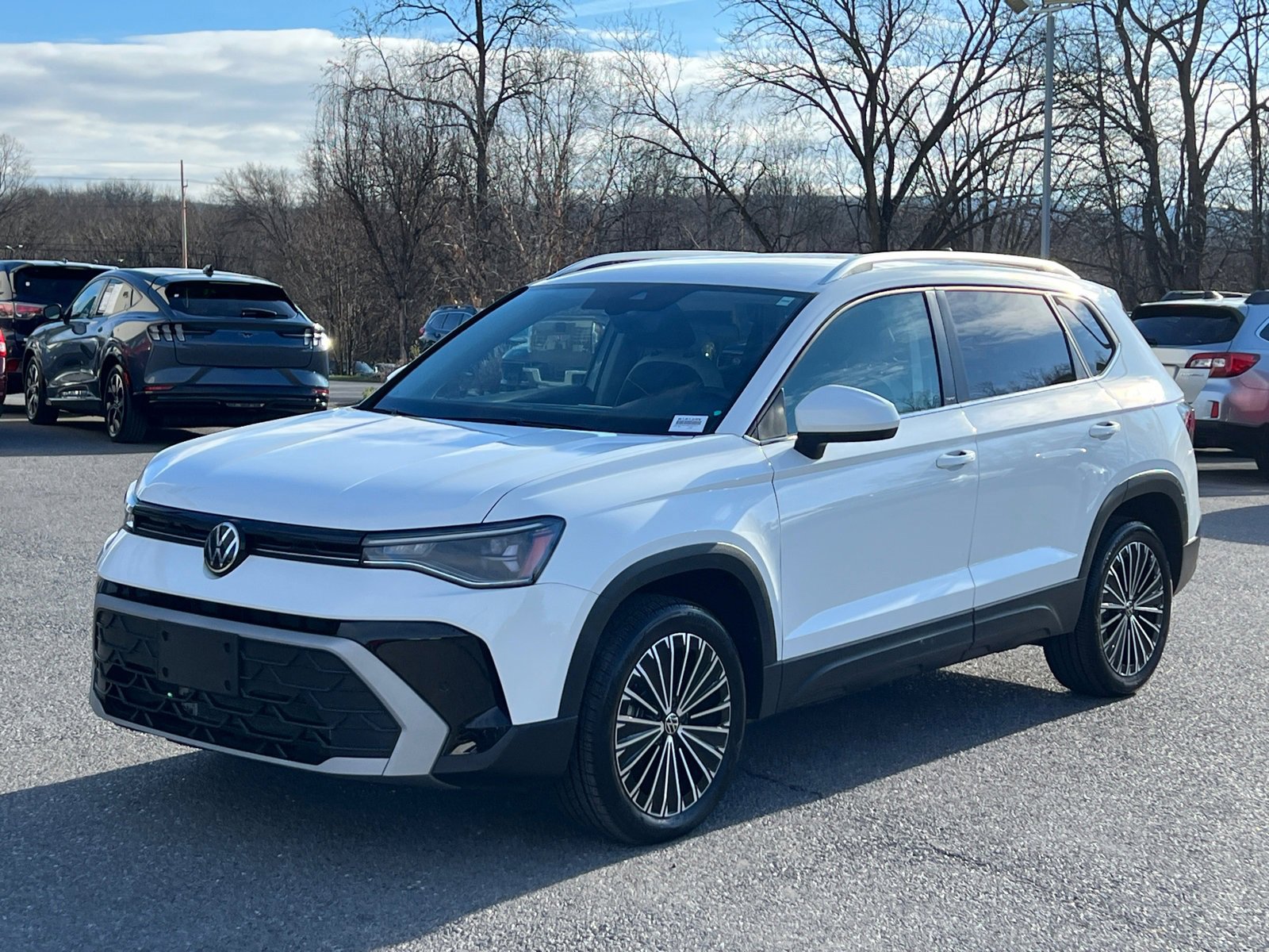 2025 Volkswagen Taos SE photo 2