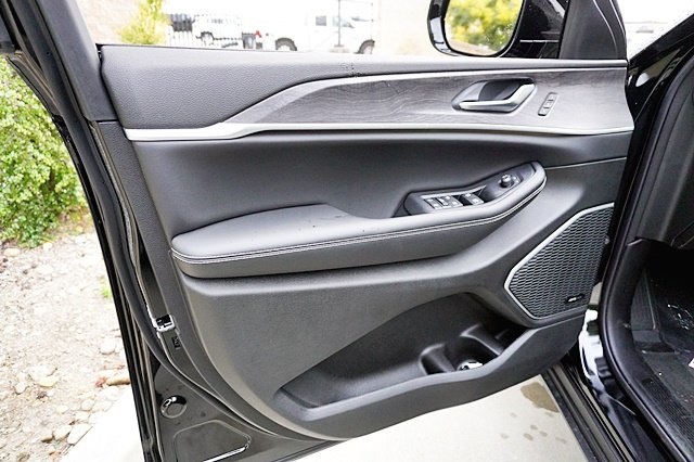 New 2023 Diamond Black Crystal Pearl-Coat Exterior Paint Jeep 4xe image 29