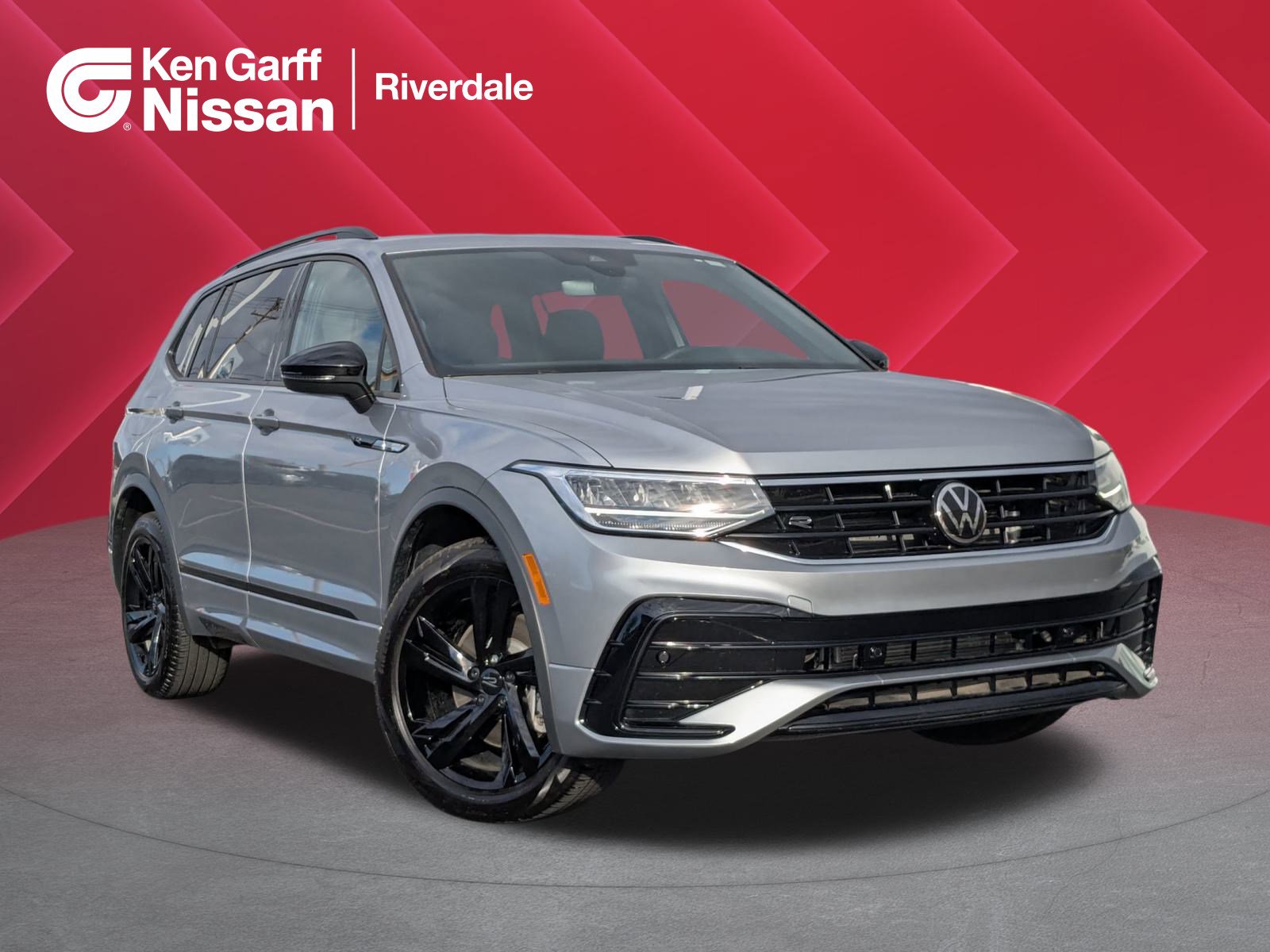 2023 Volkswagen Tiguan SE R-LINE BLACK's photo