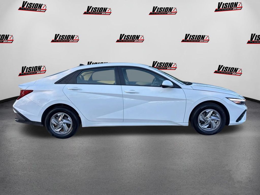 2025 Hyundai Elantra SE photo 4