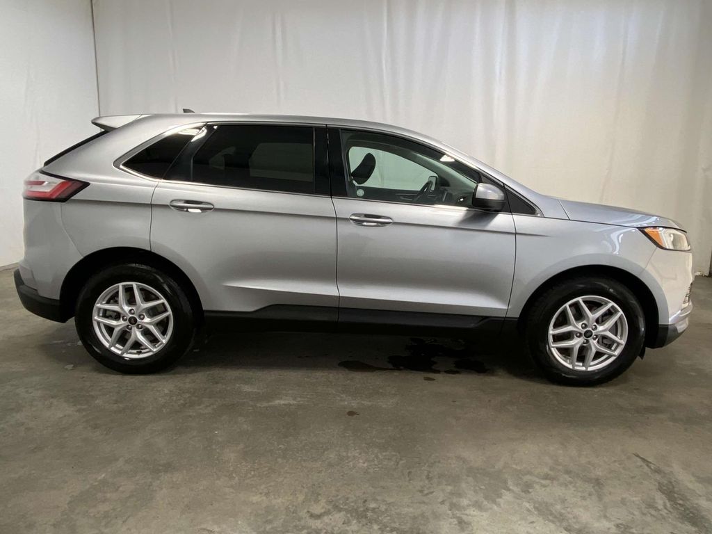 2024 Ford Edge SEL photo 2