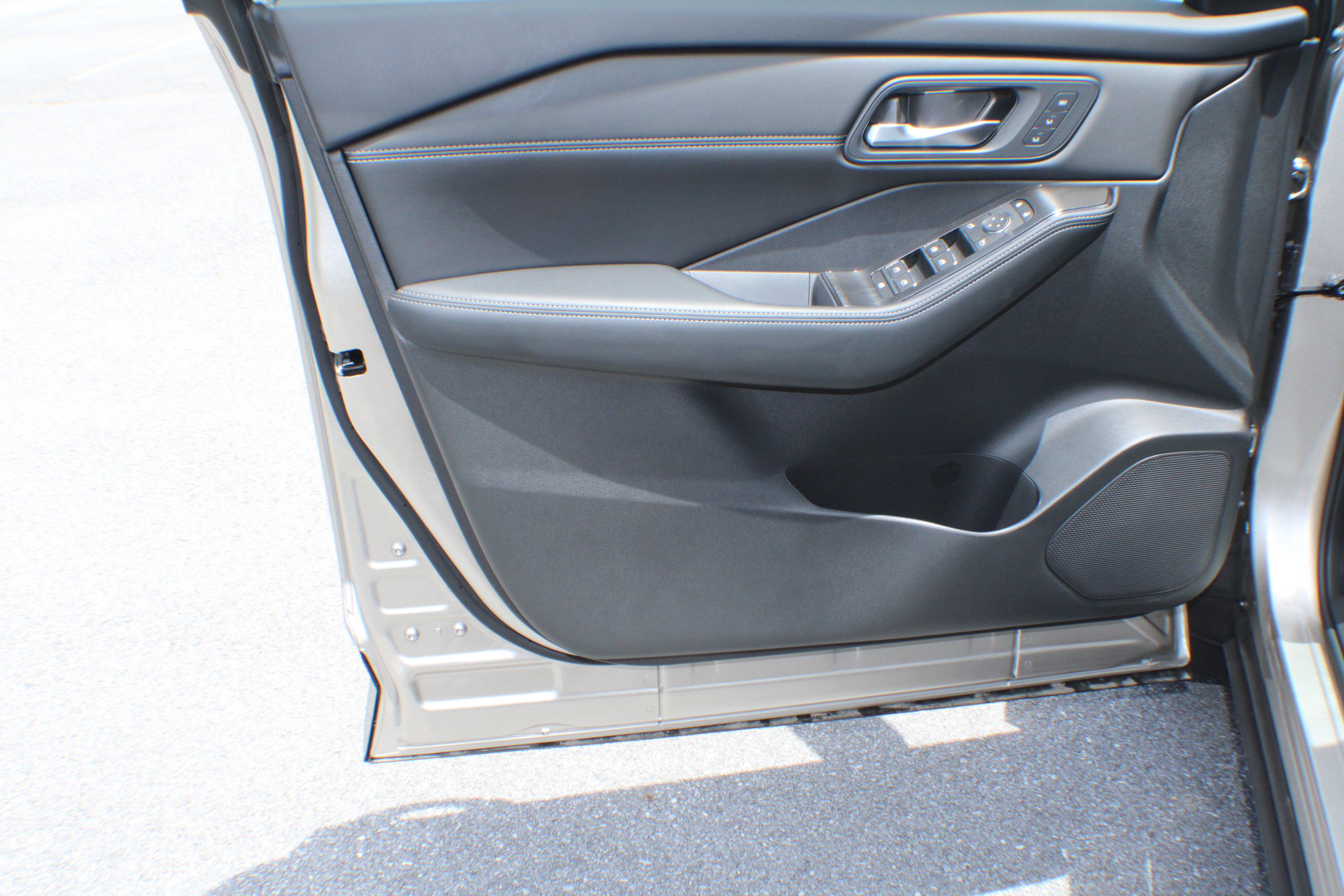 2025 Nissan Rogue SL photo 6