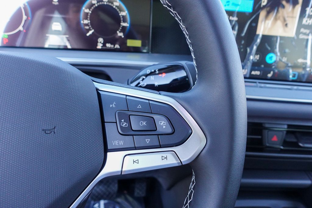 2025 Volkswagen Tiguan SE photo 12