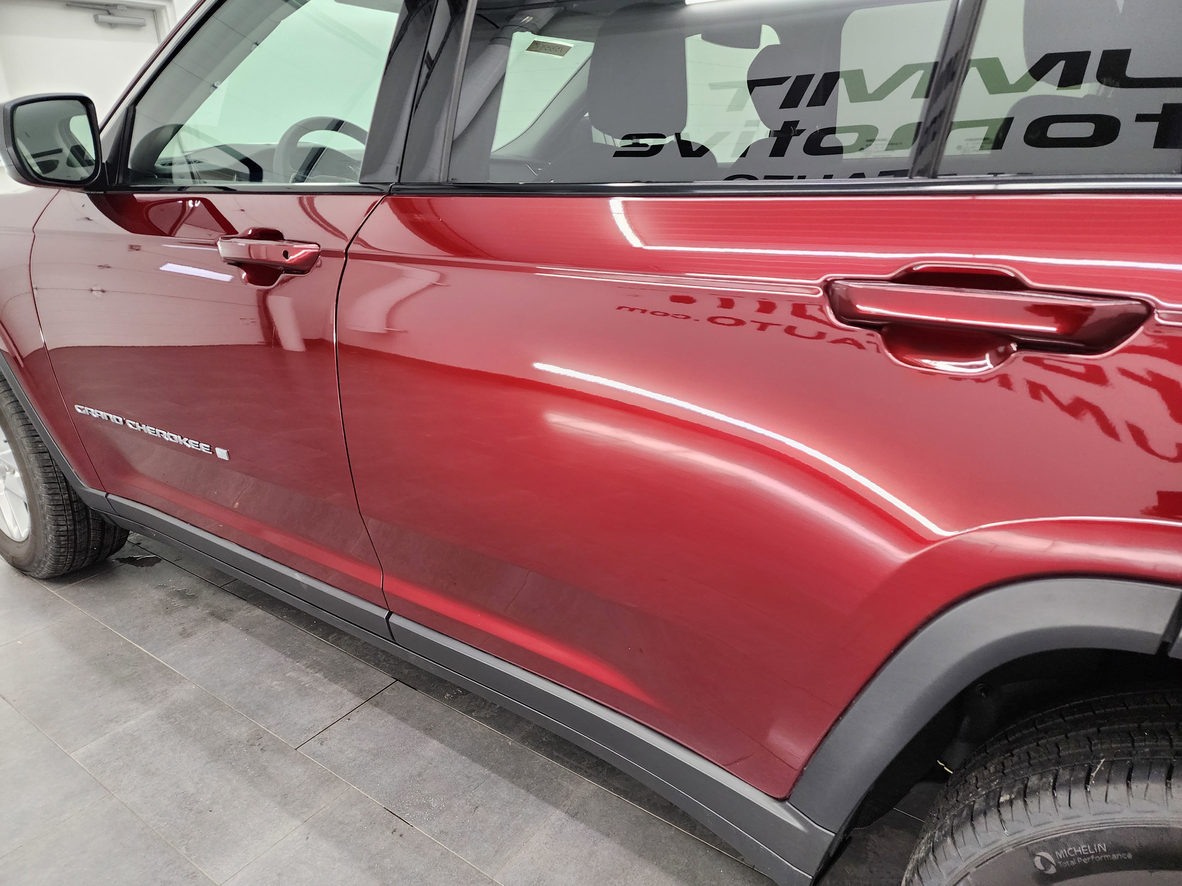 2023 Jeep Grand Cherokee Laredo photo 9