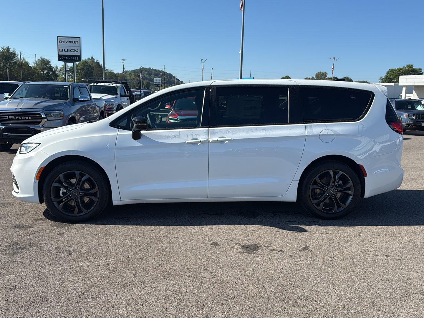 2026 Chrysler Pacifica photo 3