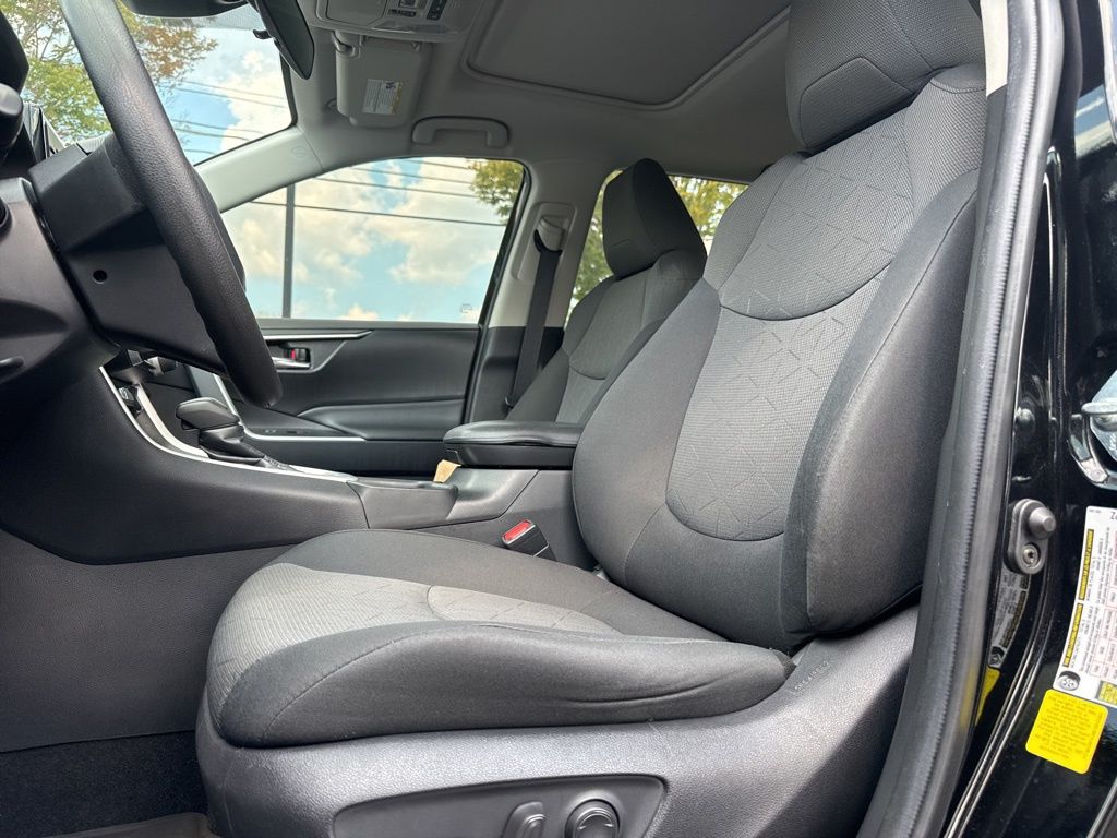 2021 Toyota RAV4 XLE photo 18