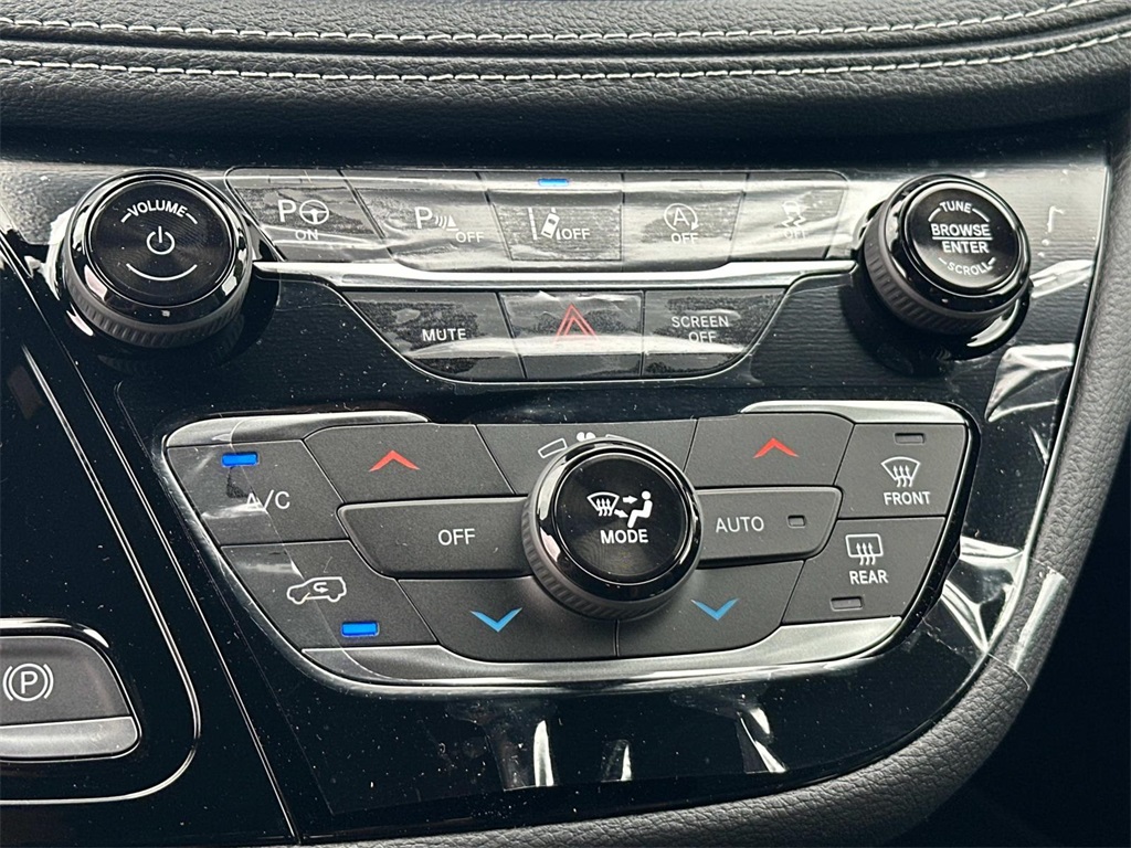 2025 Chrysler Pacifica photo 18