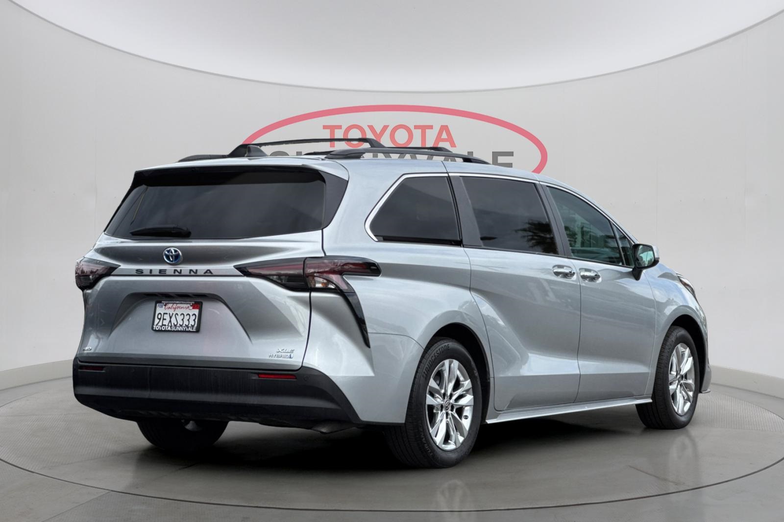 2023 Toyota Sienna XLE photo 2