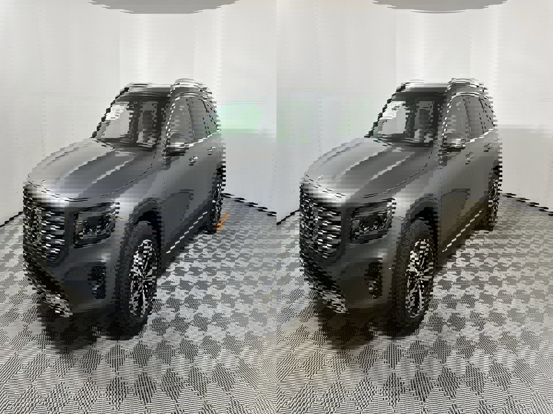 2025 Mercedes Benz GLB 250 4MATIC photo 4