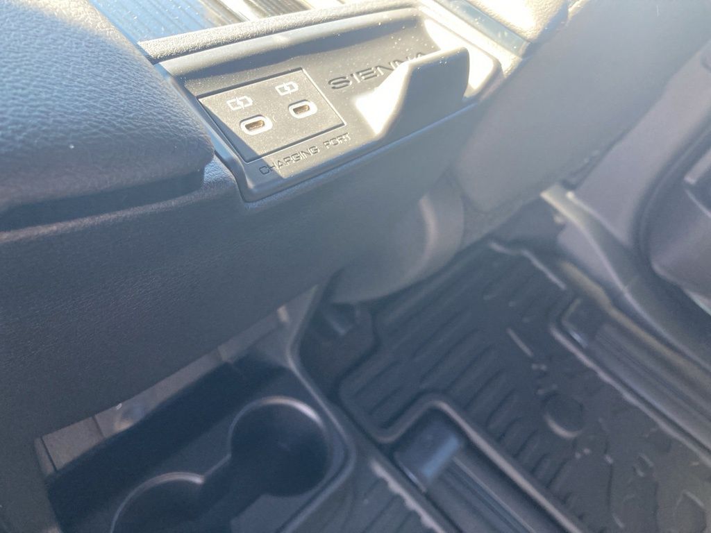 2025 Toyota Sienna Woodland Edition photo 26