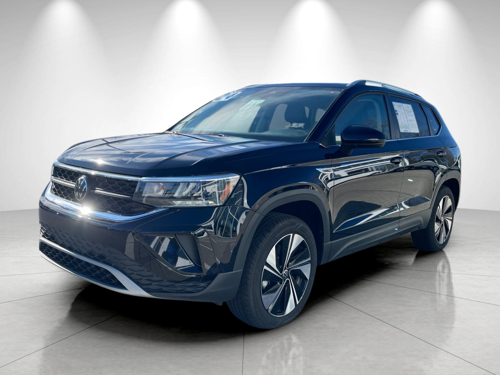 2024 Volkswagen Taos SE's photo