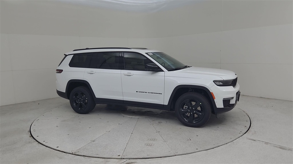 2025 Jeep Grand Cherokee Limited photo 2