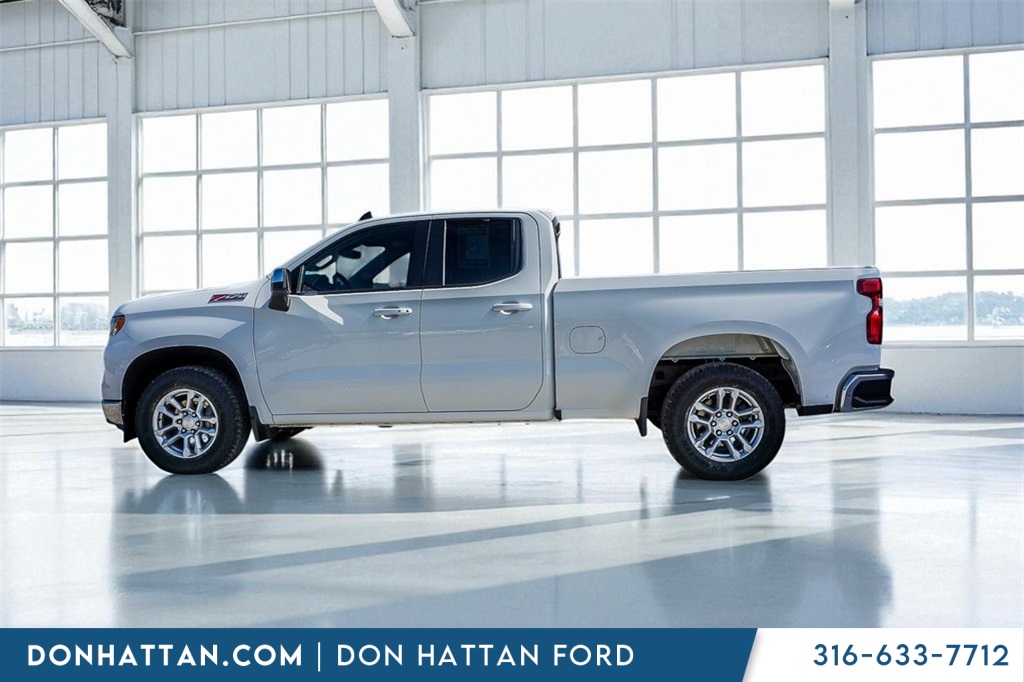 2022 Chevrolet Silverado 1500 LT photo 2