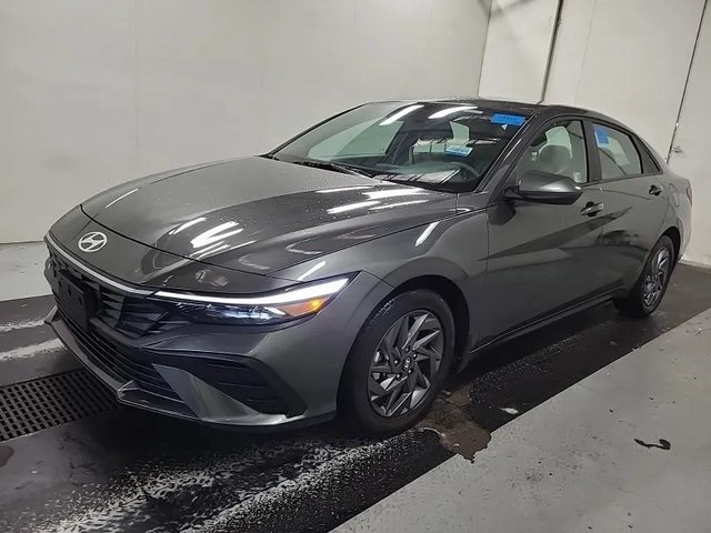 2024 Hyundai Elantra SEL photo 2