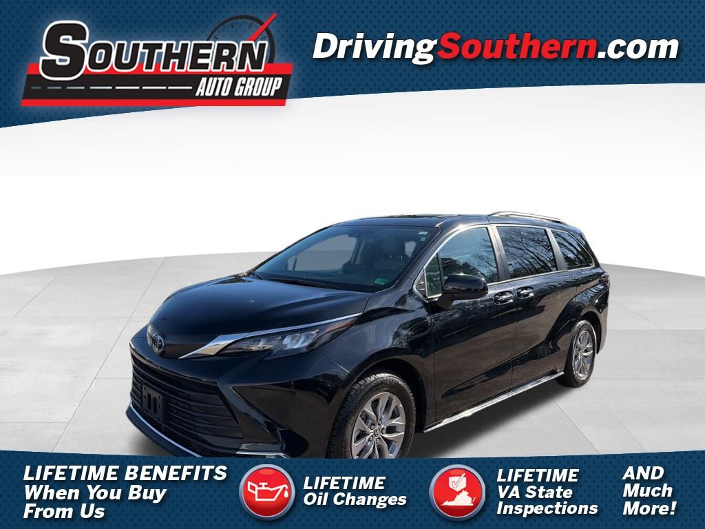 2024 Toyota Sienna XLE's photo