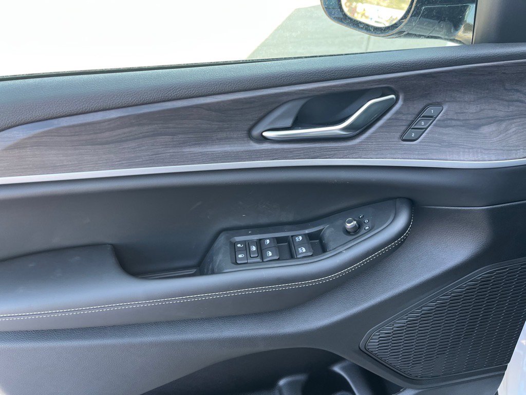 2025 Jeep Grand Cherokee Limited photo 9