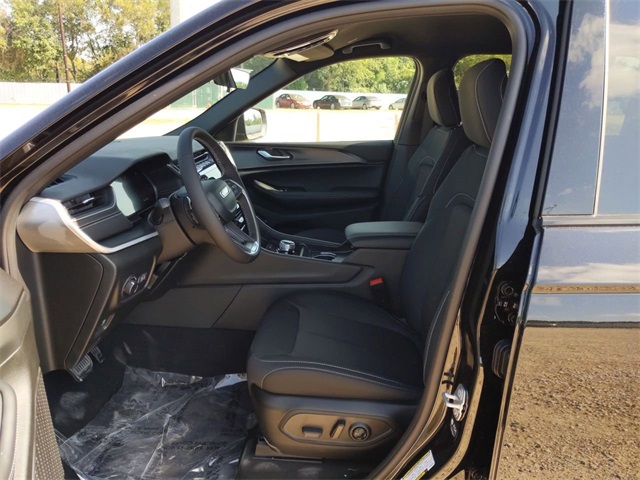 2025 Jeep Grand Cherokee Laredo Altitude photo 10
