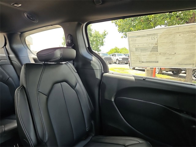 2025 Chrysler Pacifica photo 3