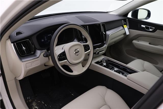 2025 Volvo XC60 B5 Core photo 6