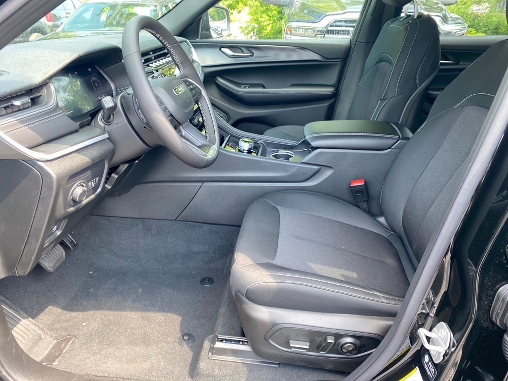 2025 Jeep Grand Cherokee Laredo X photo 4