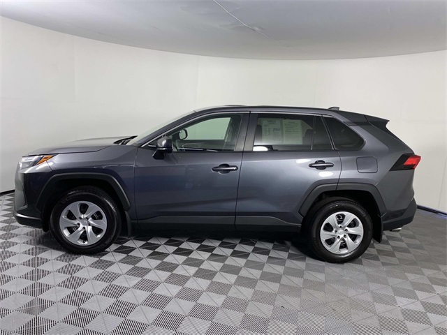 2023 Toyota RAV4 LE photo 3