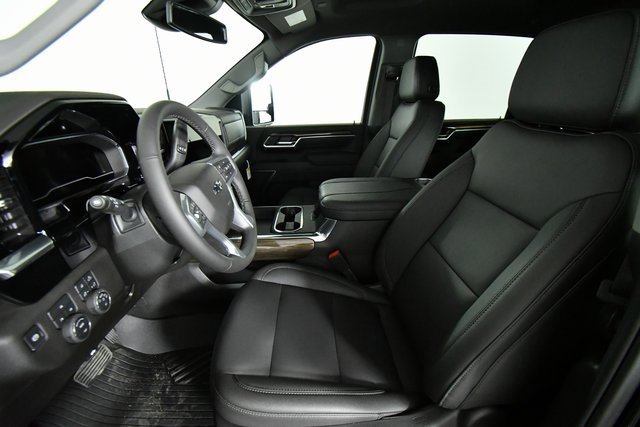2025 Chevrolet Silverado 3500HD LT photo 4