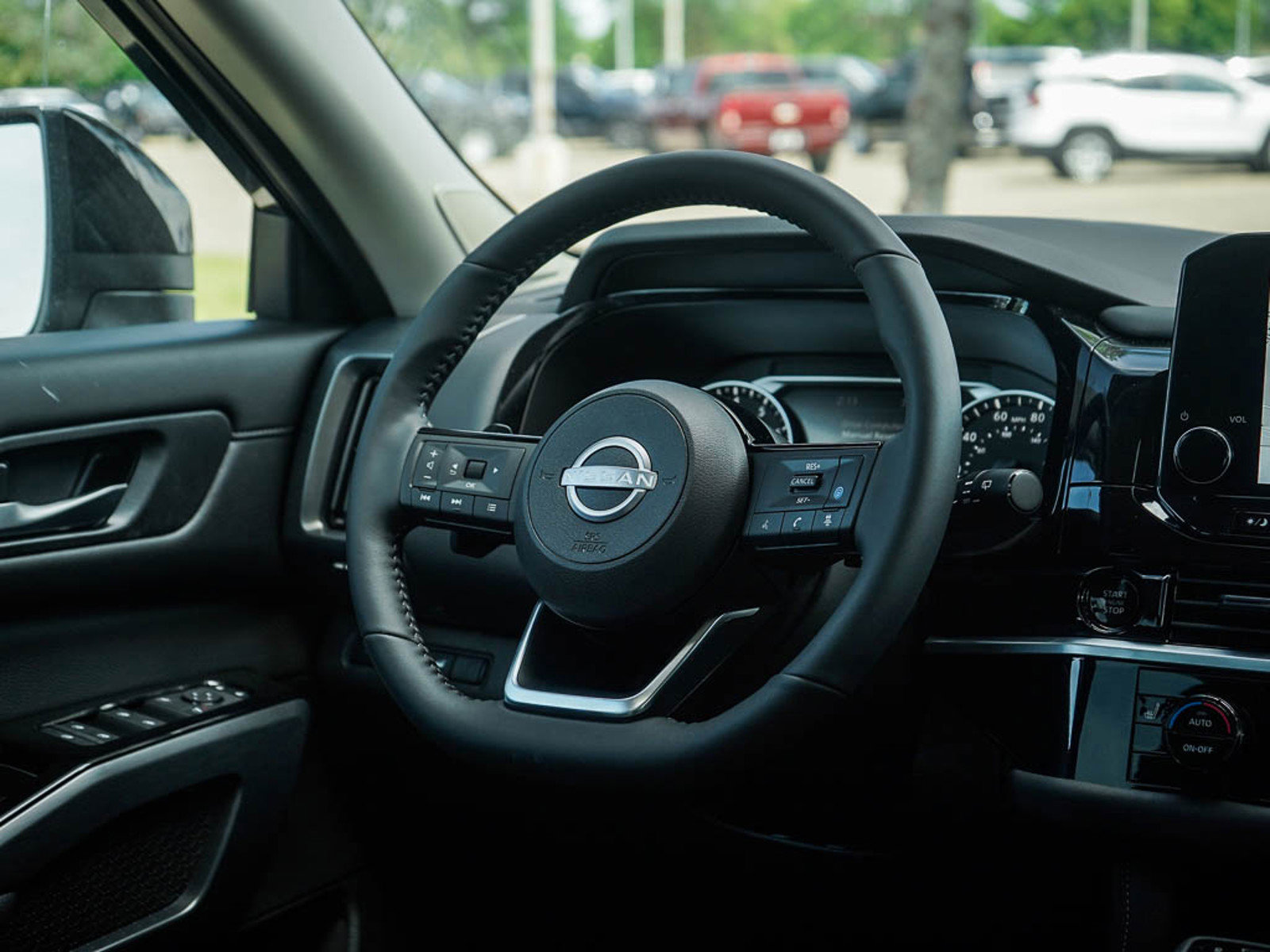 2025 Nissan Pathfinder SL photo 16