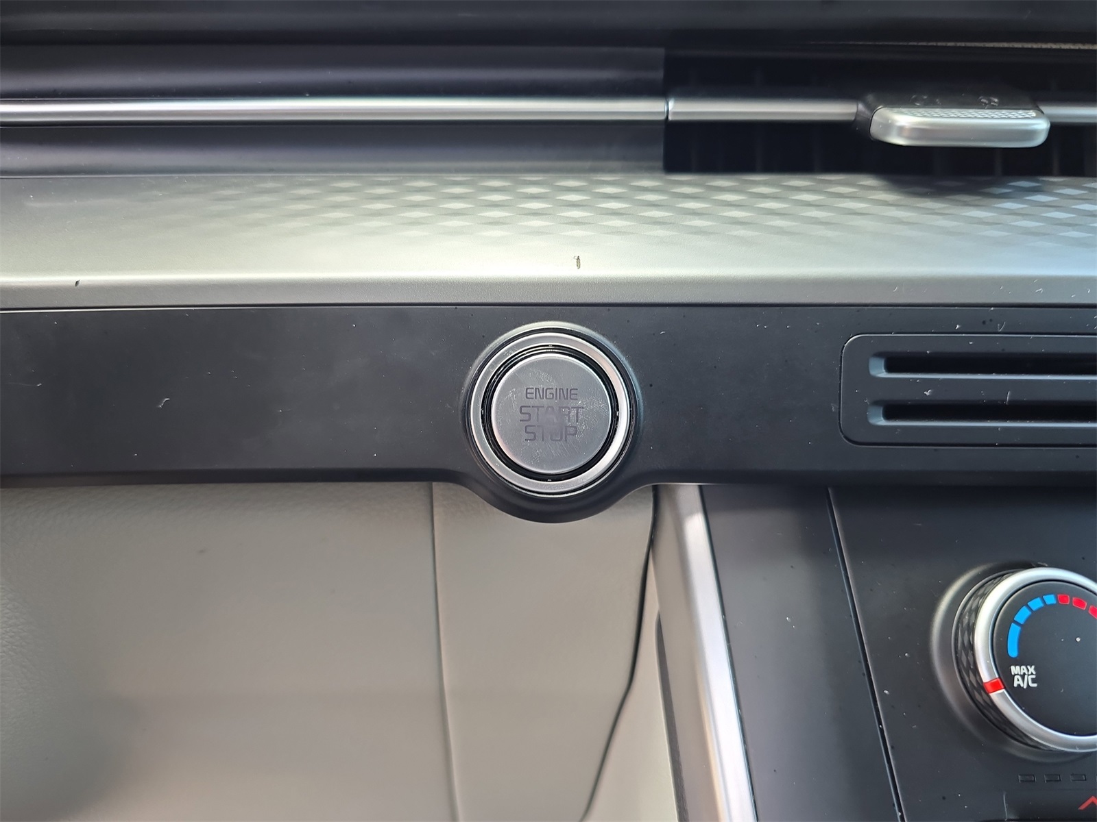 2024 Kia Carnival LX photo 25