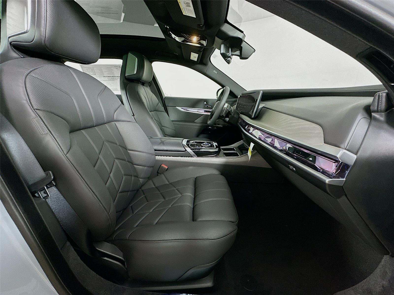 2026 Bmw 750e photo 26