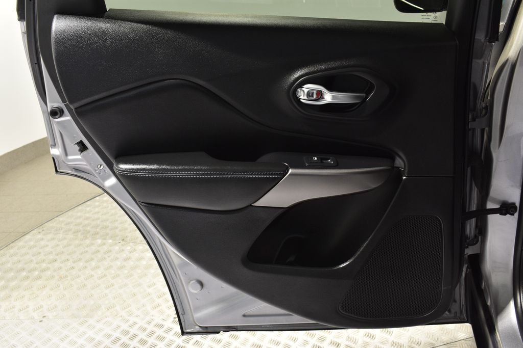 2020 Jeep Cherokee Latitude photo 23