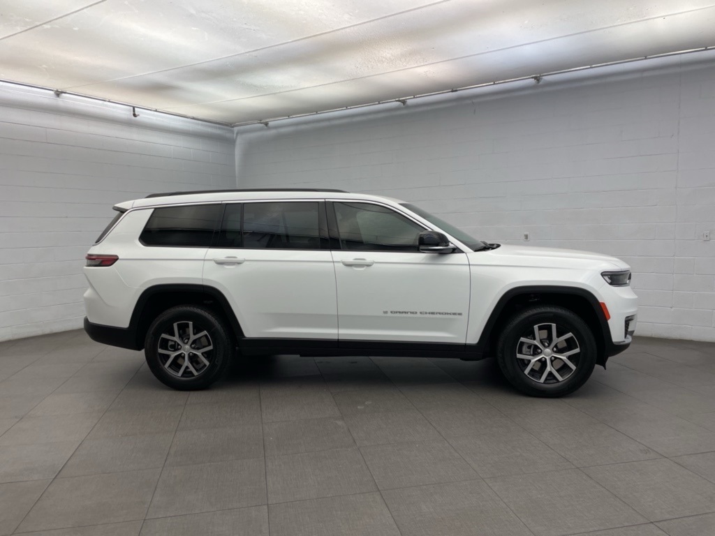 2025 Jeep Grand Cherokee Limited photo 2