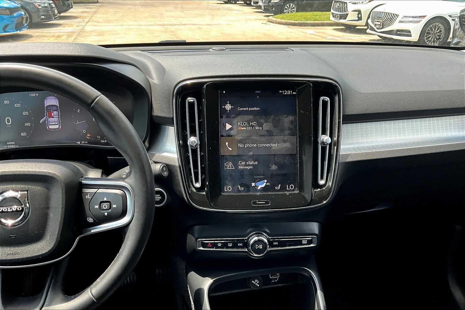 2022 Volvo XC40 Momentum photo 6