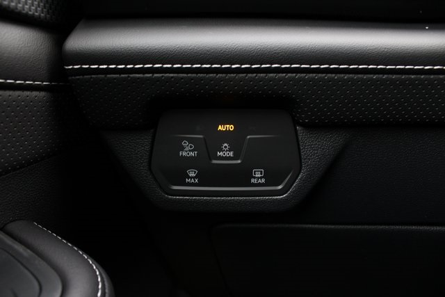 2025 Volkswagen Atlas Cross Sport SEL R-Line photo 18