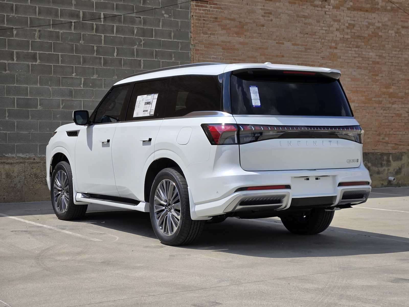 2026 Infiniti QX80 Luxe photo 3