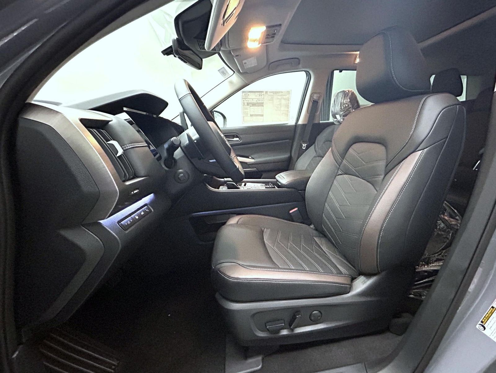 2025 Nissan Pathfinder Platinum photo 10