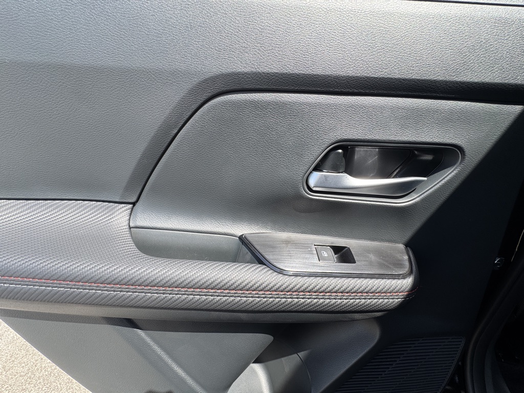 2025 Nissan Kicks SR photo 14