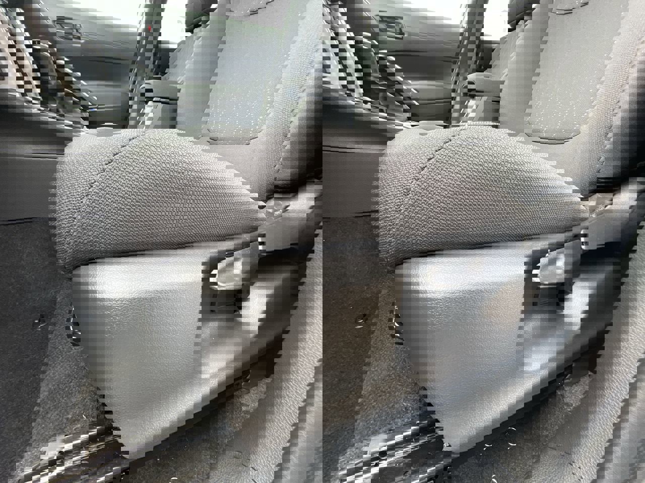 2025 Toyota Corolla Cross LE photo 10