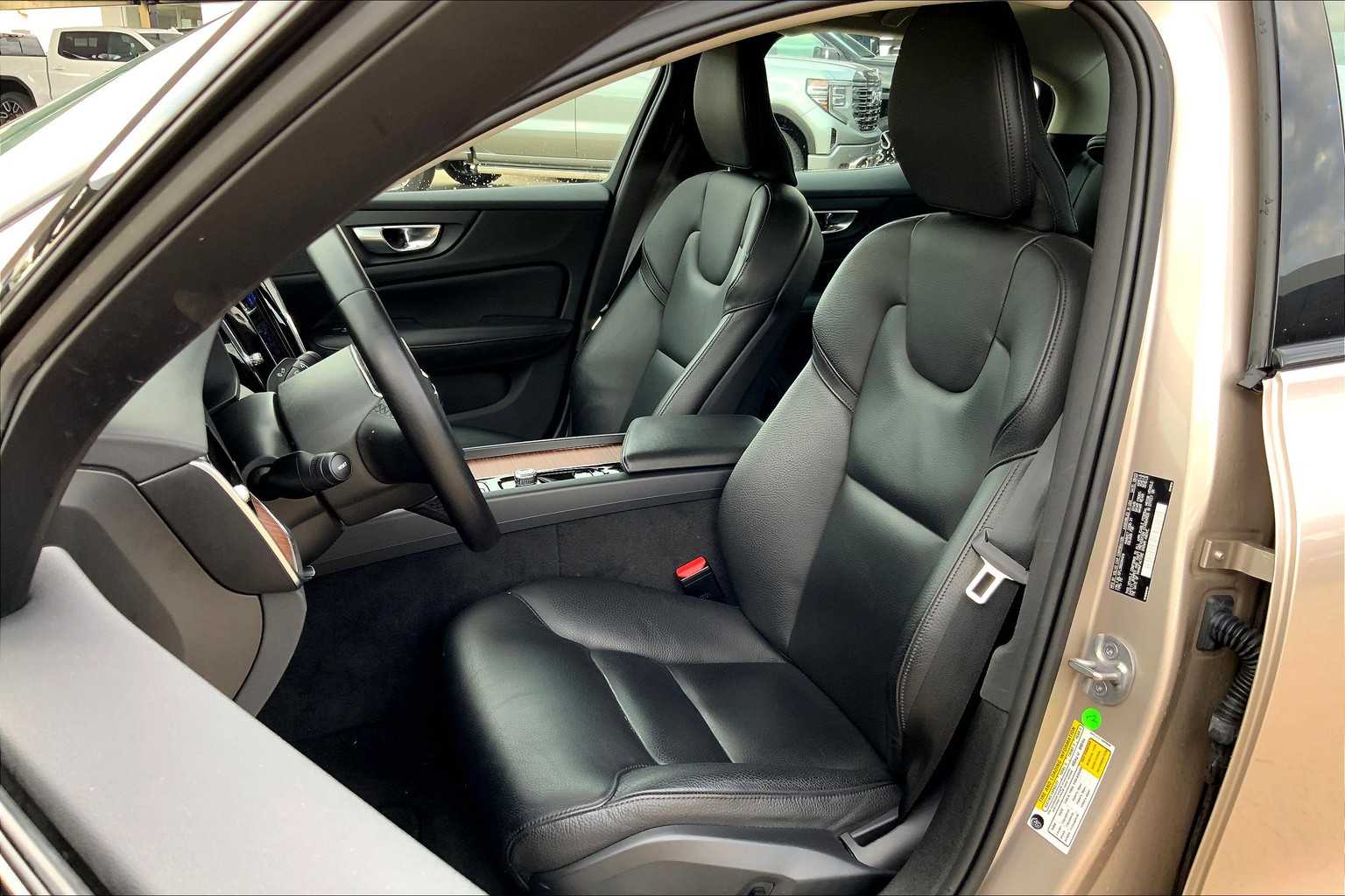 2024 Volvo S60 Plus photo 7