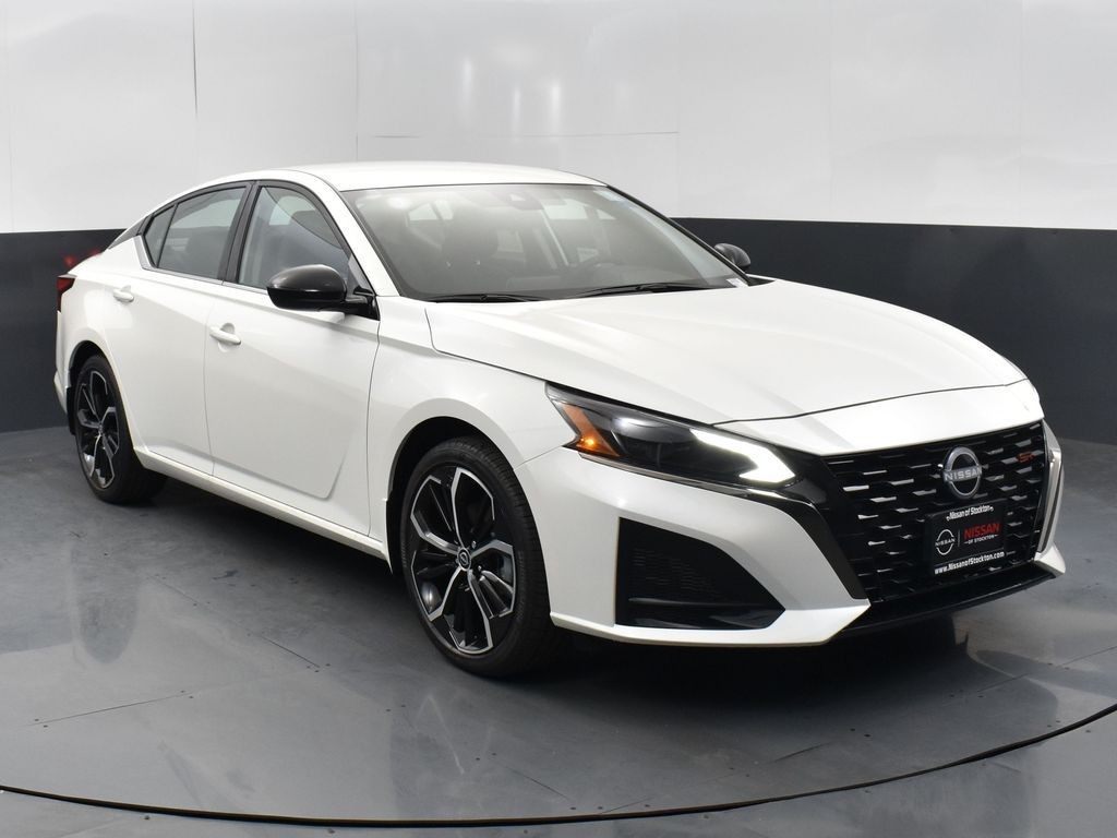 2025 Nissan Altima SR's photo