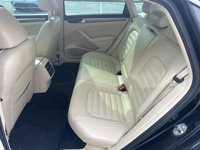 2018 Volkswagen Passat 2.0T SEL Premium photo 13