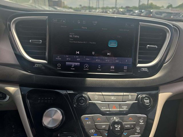 2022 Chrysler Pacifica Touring L photo 4