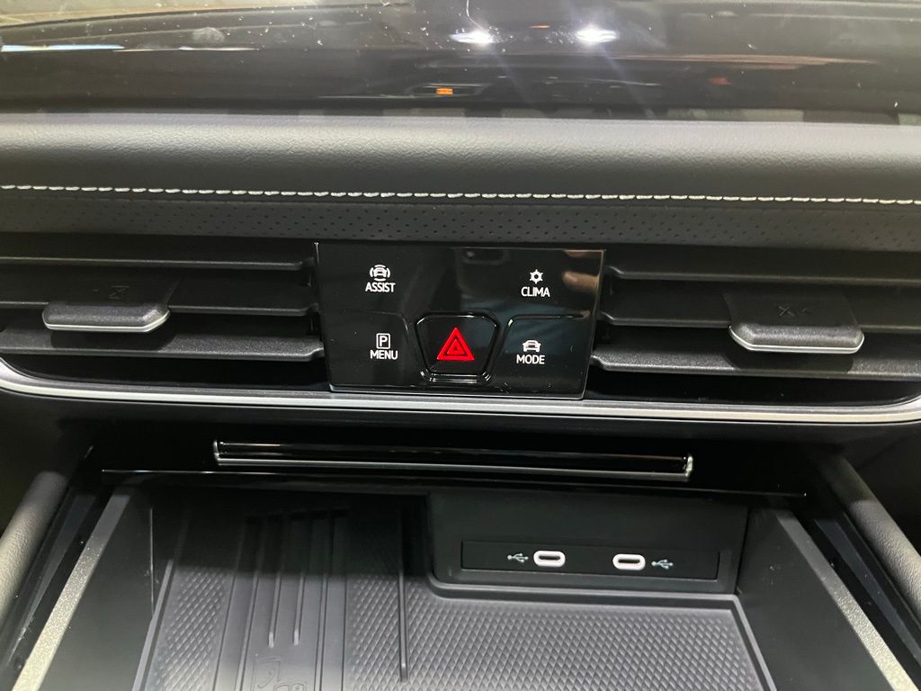 2025 Volkswagen Atlas SE Technology photo 14