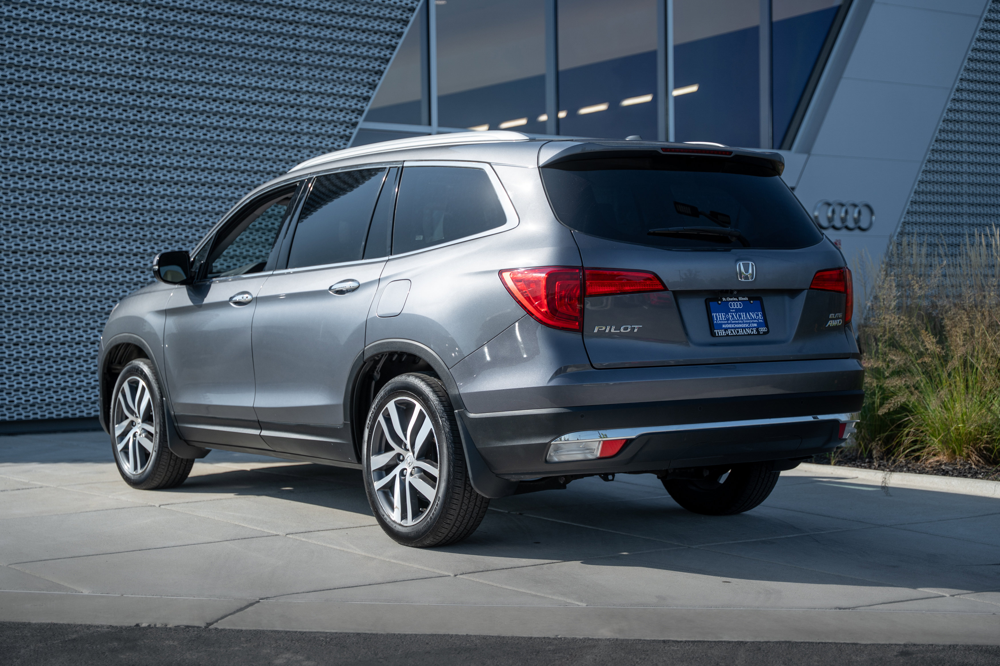 2018 Honda Pilot Elite photo 3