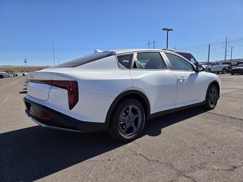 2025 Kia K4 LXS photo 3