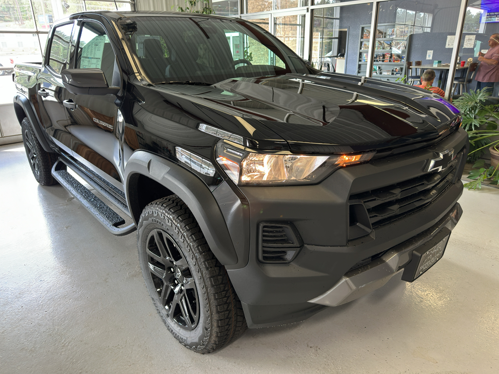 2025 Chevrolet Colorado Trail Boss photo 2