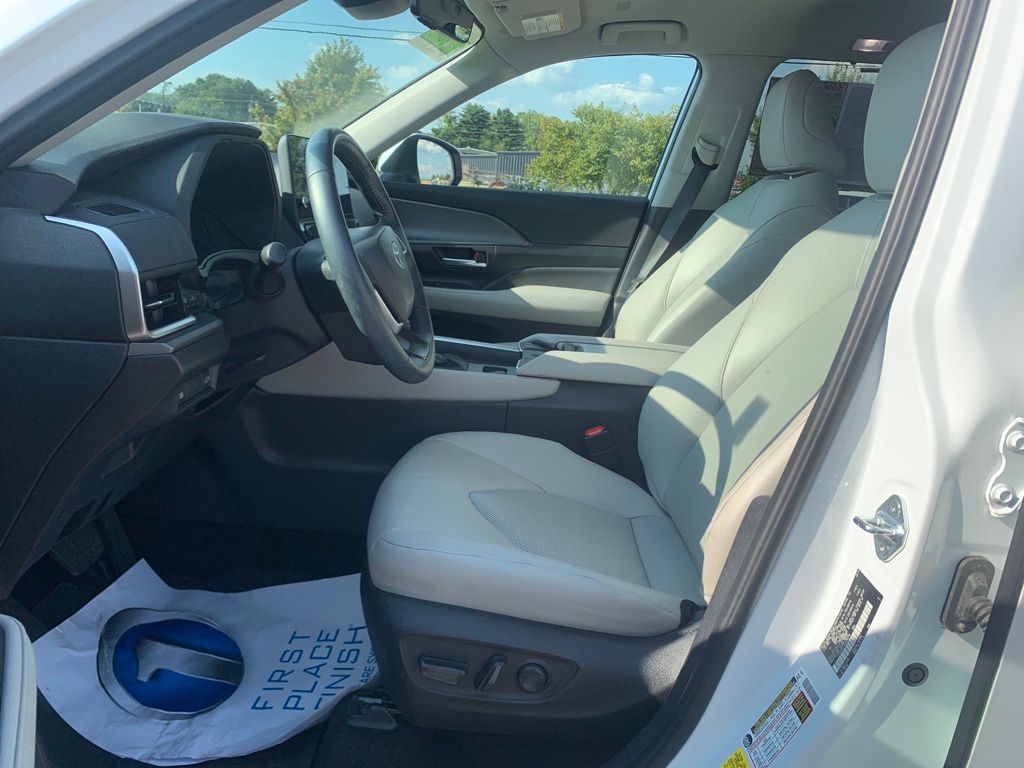 2024 Toyota Highlander Hybrid XLE photo 11